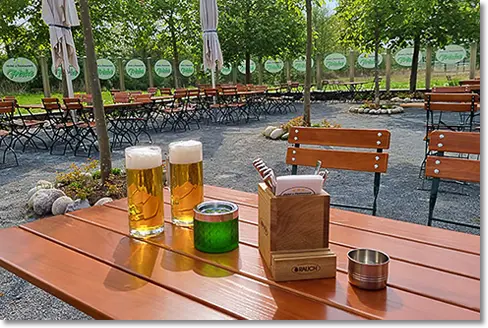 Blick auf einen Biergartentisch