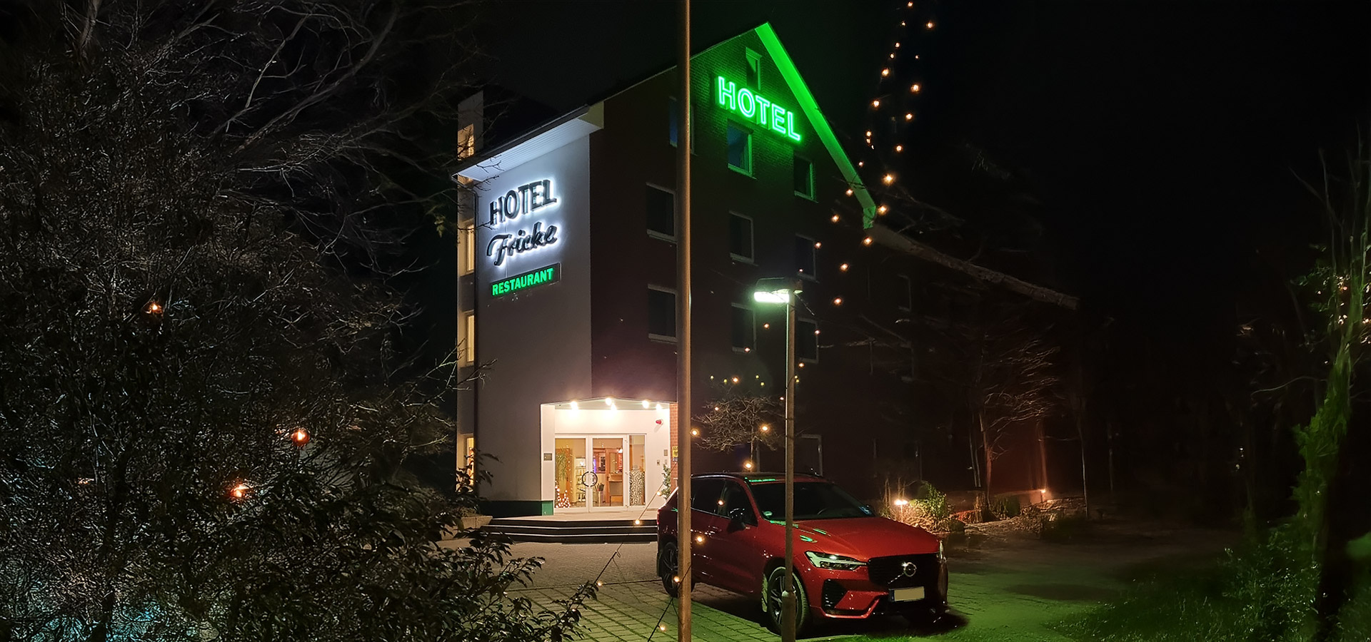 Eingangsbereich Hotel & Restaurant Fricke in vorweihnachtlicher Nacht