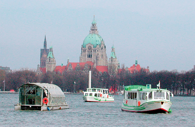 Der Maschsee, das Neue Rathaus und die Üstra-Boote