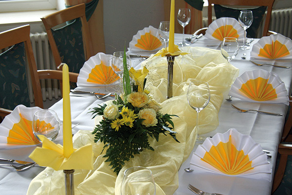 Gelb eingedeckter Tisch im Restaurant Fricke