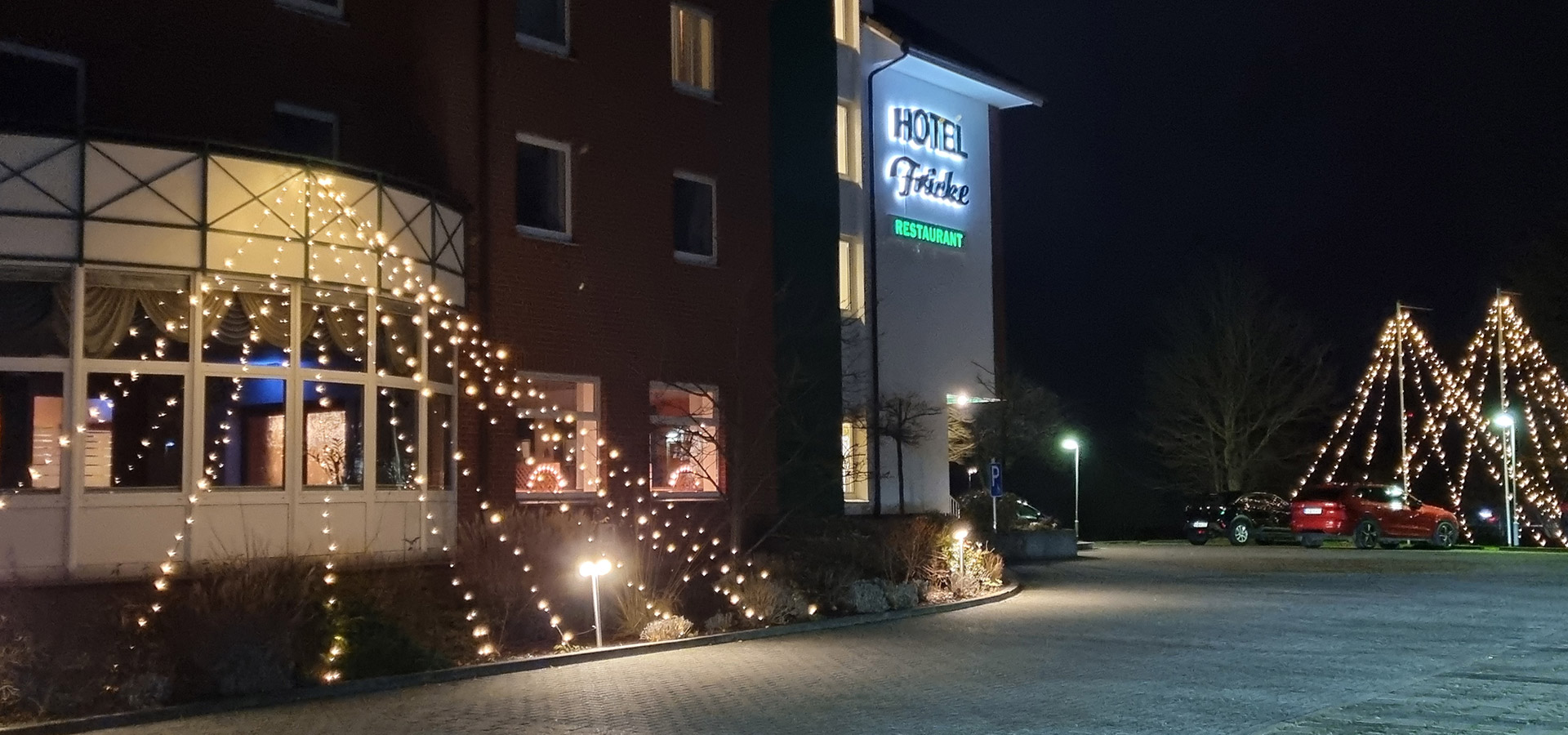 Beleuchtung am Hotel & Restaurant Fricke und Parkplatz