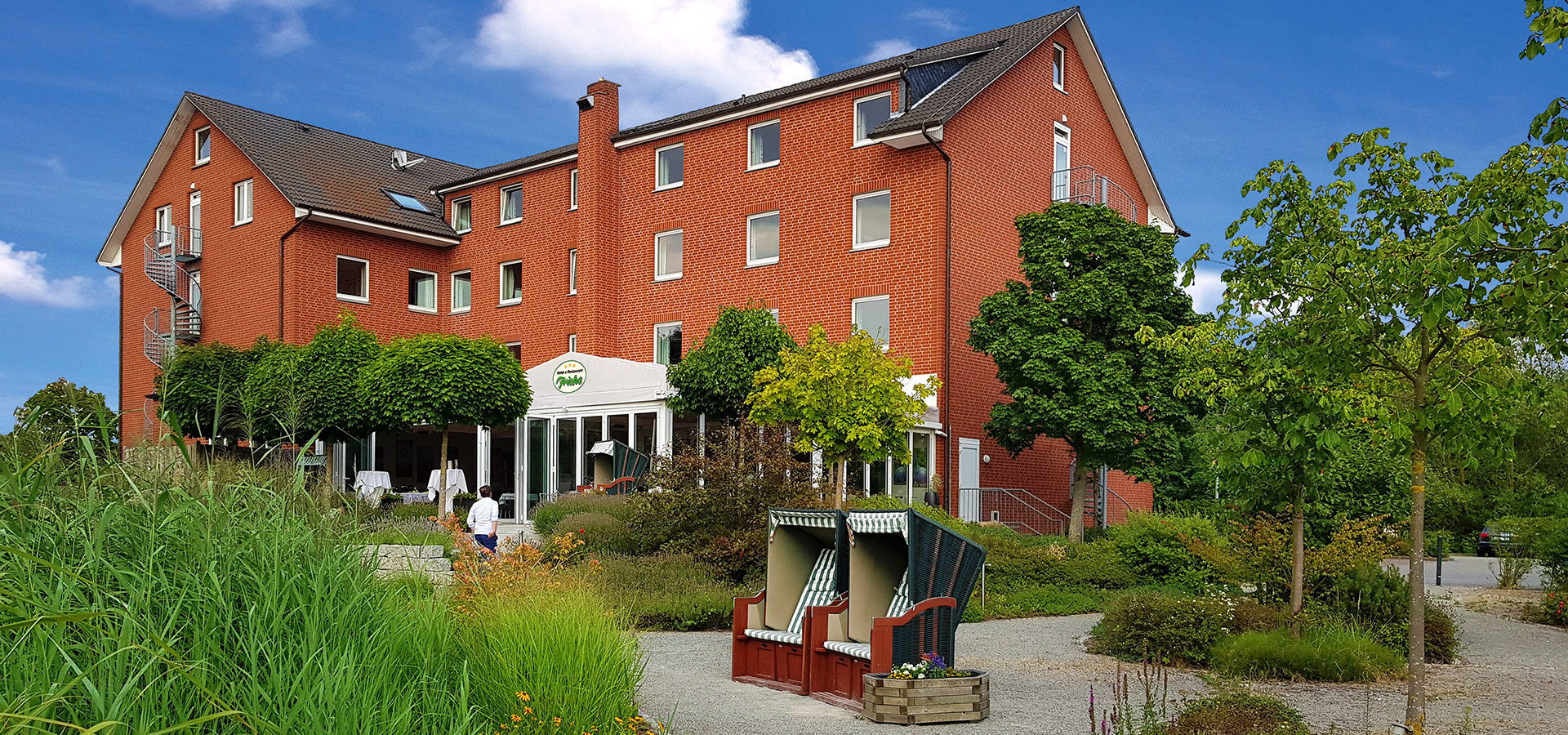 Hotel & Restaurant Fricke - Rückansicht mit Terrasse