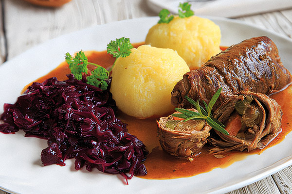 Rinderrouladen mit Schmorsoße, Apfelrotkohl und Kartoffelknödel